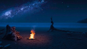 夜晚海边星空篝火