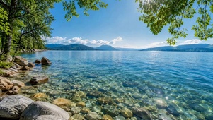 澄澈蓝湖清新自然风景