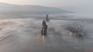 工业生产工厂清晨迷雾