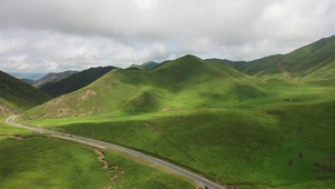 草原广阔的甘南藏族自治州美景