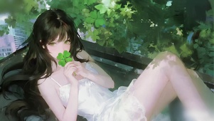 天台躺椅上的四叶草少女