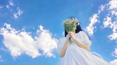 白云下捧花少女