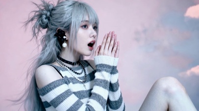 灰发少女吃惊与崇拜的看着她男神