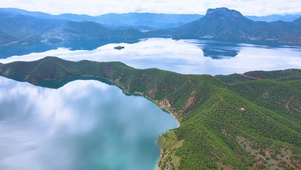 青山湖泊美景