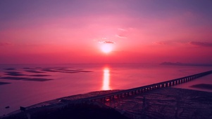 跨海大桥边唯美夕阳晚霞