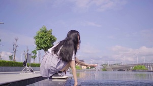 少女玩水