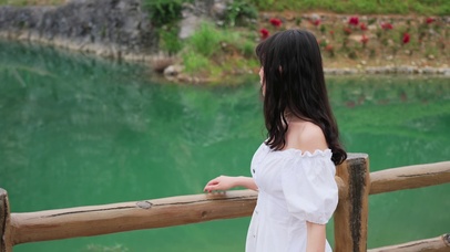 湖畔边的少女