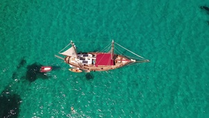 绝美湖中小船