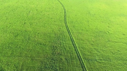 4K 高清 绿色田野道路鸟瞰图