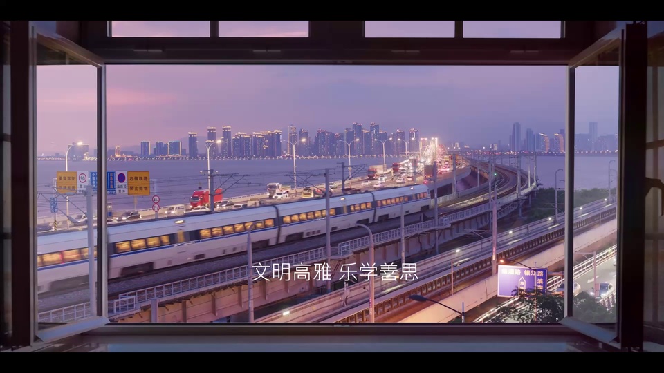 窗边外的黄昏滨海高架铁路与城市景观
