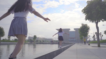 在奔跑的青春少女