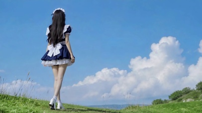 蓝天下草地女仆装少女