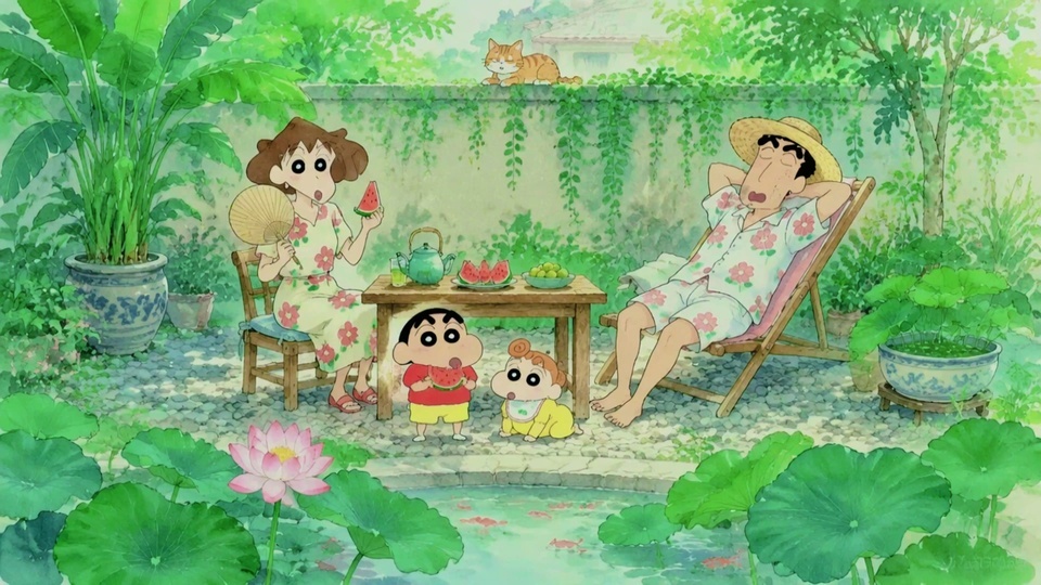 水彩夏日庭院场景，野原一家围坐木桌旁吃西瓜，前景池塘生有粉荷花与荷叶，庭院点缀盆栽与藤编躺椅，整体色调清新柔和。