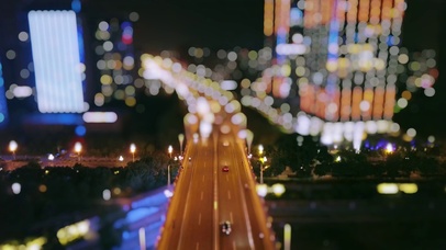 夜晚霓虹灯的小人国