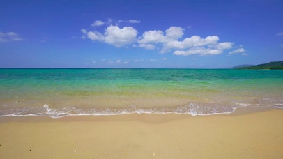 蓝天白云清澈海滩