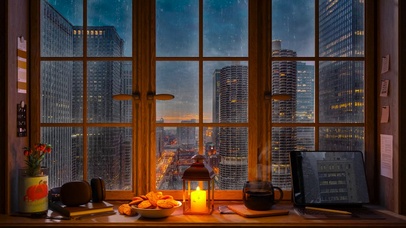 温馨雨夜都市窗边