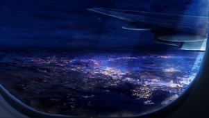 从飞机窗看都市夜景
