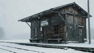 冬日雪中古朴车站