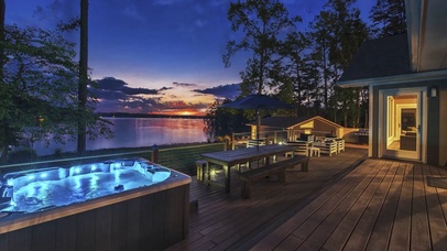 在湖边的别墅小屋