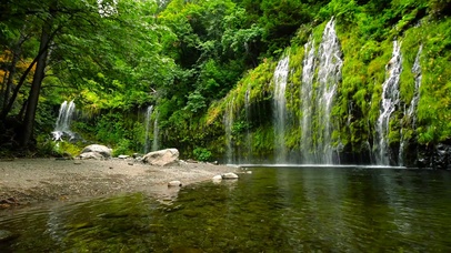 护眼绿林山间瀑布