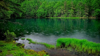 4K雨天青山绿水湖