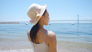 4K美女眺望远方海岸边背影