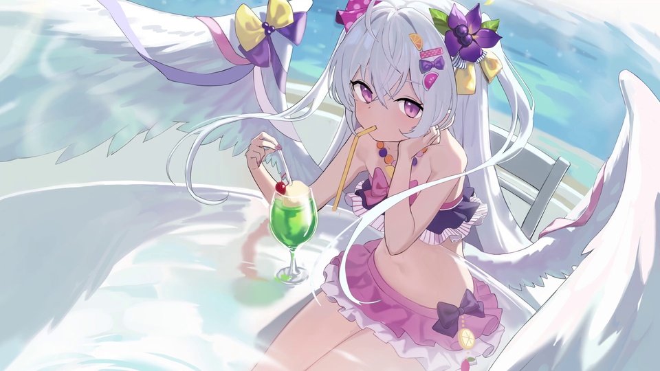 二次元插画，白发紫瞳生有白羽翼的紫粉色比基尼少女站在泳池浅水中，身旁有装饰奶油与樱桃的绿色饮品高脚杯，背景为淡蓝色海滨。