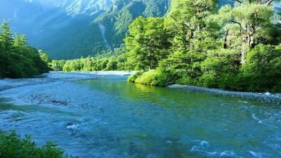 山下河流