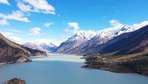 雪山湖泊