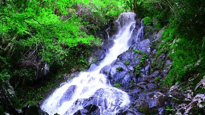 山涧瀑布流水