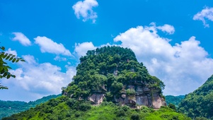 夏日山间蓝天白云