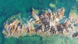 4k海浪礁石