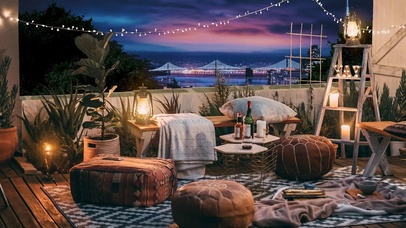 夏日夜晚在舒适的露台