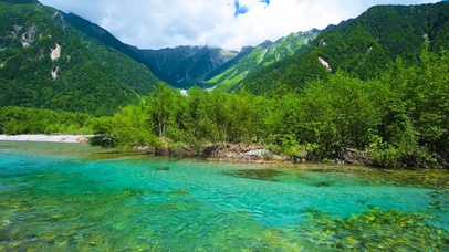 高山下的碧水流