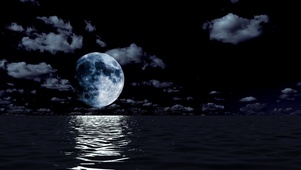 圆月照夜海