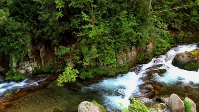 山涧溪流