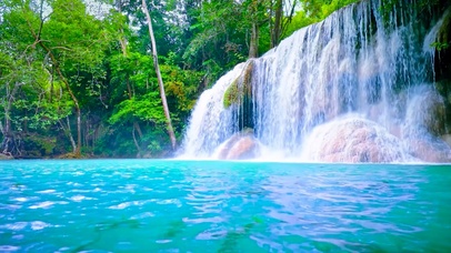 夏日绿林瀑布水潭