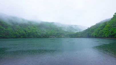 雨天云雾高山湖