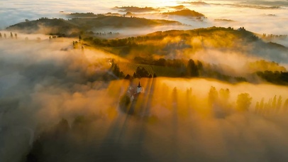 航拍朝阳下的晨雾