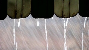 屋檐雨下