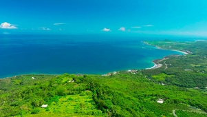 航拍高山海岸线