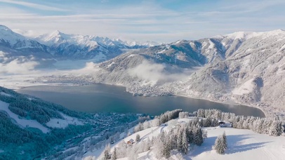 冬日雪山下的小镇