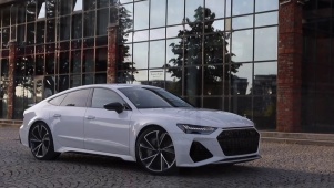儒雅白奥迪rs7