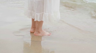 4K夏天海边沙滩美女踏浪