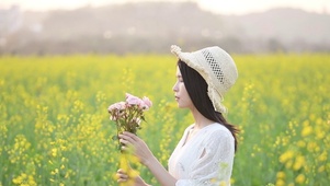 油菜花海中美女