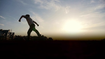 4K 高清 年轻男子翻筋斗剪影