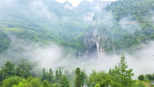 云雾缭绕的青山