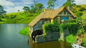 湖边水车小木屋