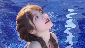 可爱小美女游泳池性感甜美小仙女