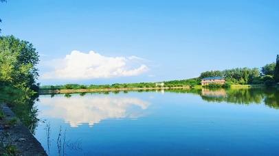 白云携翠倚晴空，倒映清水碧镜中